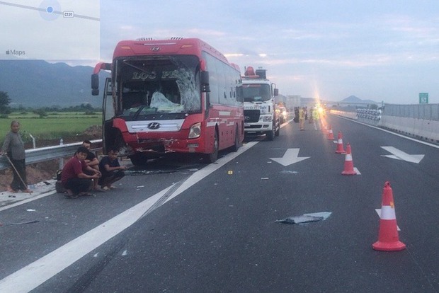 Xe giường nằm tông xe 16 chỗ trên cao tốc Vĩnh Hảo - Phan Thiết, nhiều người bị thương - Ảnh 2. Xe giường nằm tông xe 16 chỗ trên cao tốc Vĩnh Hảo - Phan Thiết, nhiều người bị thương - Ảnh 2.