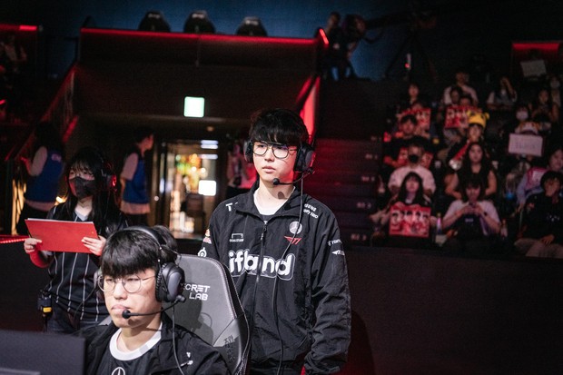 T1 đối diện trận thua đầy cảm xúc trước OKBRO, lập kỷ lục đáng tiếc sau khi thay đổi tên