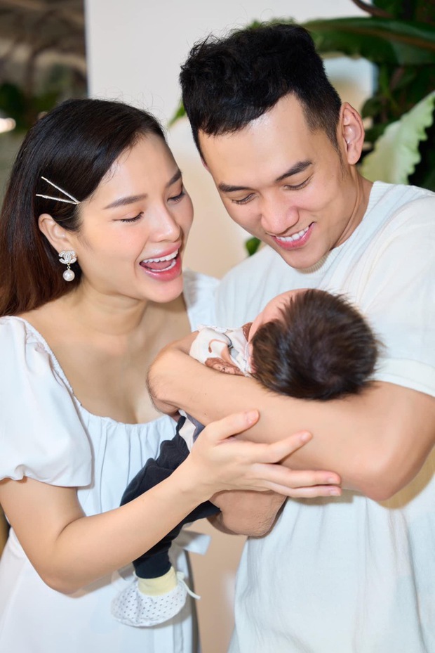 Phương Trinh Jolie gây sốt khi hé lộ gương mặt đáng yêu của con trai