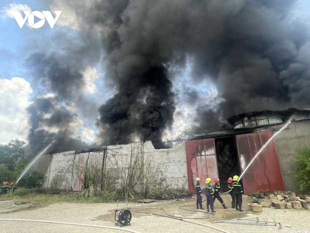 8 cảnh sát PCCC phải nhập viện sau khi chữa cháy kho xưởng 1.000m2 tại Hòa Bình - Ảnh 2.