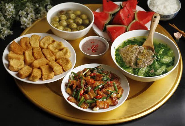 Người Việt có 2 thói quen khi ăn cơm dễ gây thừa muối, tăng nguy cơ suy tim, suy thận - Ảnh 1.