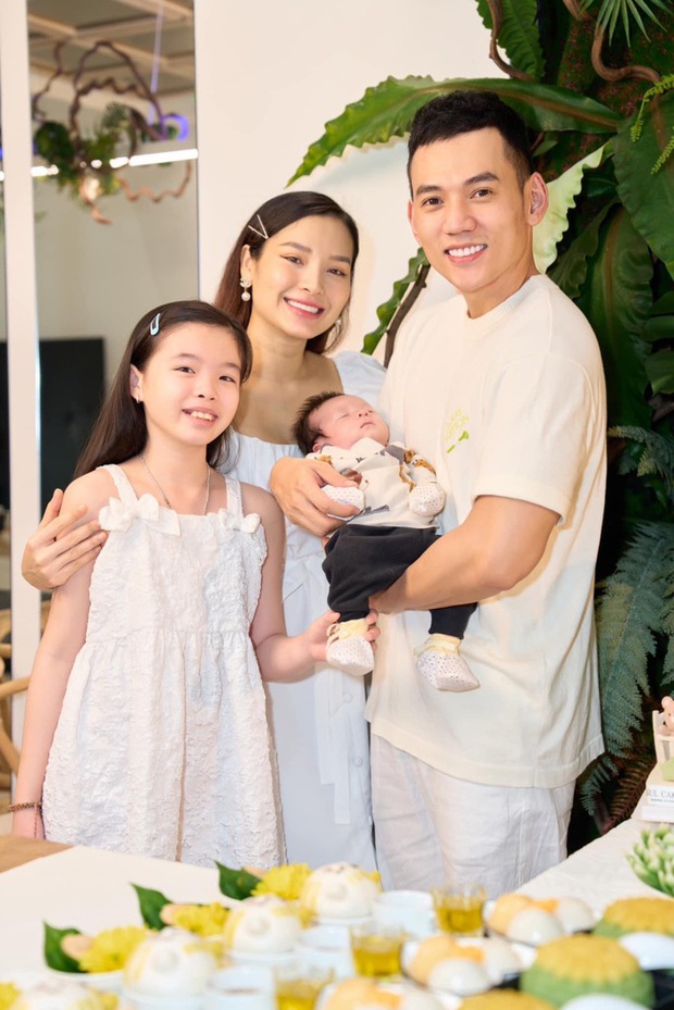Phương Trinh Jolie gây sốt khi hé lộ gương mặt đáng yêu của con trai