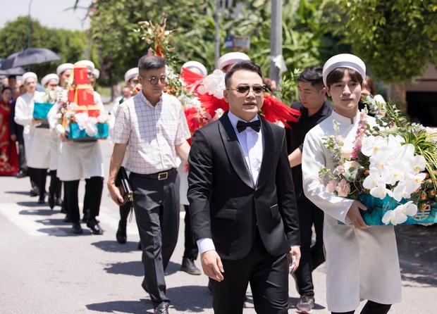 Phương Oanh được khán giả khen ngợi hành động điểm 10 tinh tế trong hôn lễ với Shark Bình - Ảnh 9.