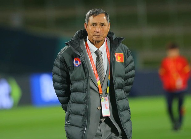 Cầu thủ nữ Việt Nam náo nức tạo dáng cùng ĐT Bồ Đào Nha tại sân thi đấu