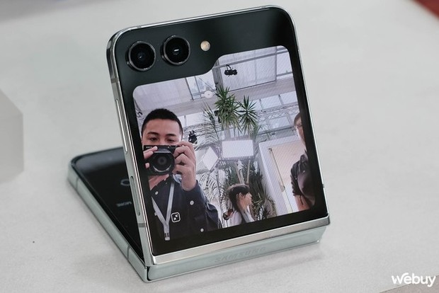 Đây là Galaxy Z Flip5: Tại sao nói đây bản nâng cấp lớn nhất của Galaxy Z Flip từ trước đến nay? - Ảnh 19. Đây là Galaxy Z Flip5: Tại sao nói đây bản nâng cấp lớn nhất của Galaxy Z Flip từ trước đến nay? - Ảnh 19.