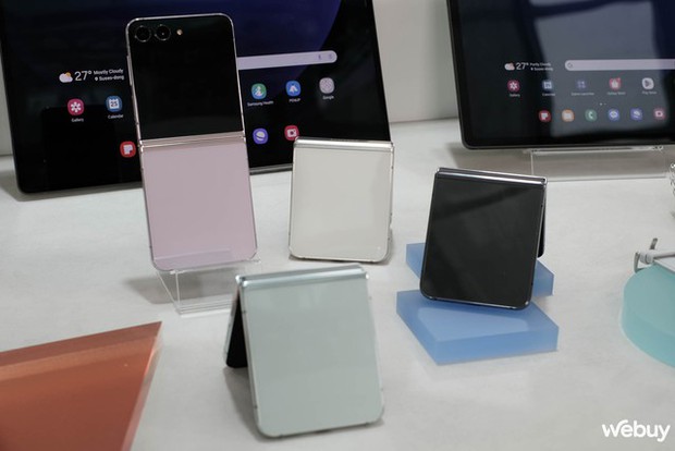Đây là Galaxy Z Flip5: Tại sao nói đây bản nâng cấp lớn nhất của Galaxy Z Flip từ trước đến nay? - Ảnh 1. Đây là Galaxy Z Flip5: Tại sao nói đây bản nâng cấp lớn nhất của Galaxy Z Flip từ trước đến nay? - Ảnh 1.