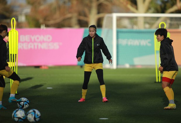 Đội tuyển nữ Việt Nam nổi bật trong buổi tập cuối trước cuộc chiến với Bồ Đào Nha