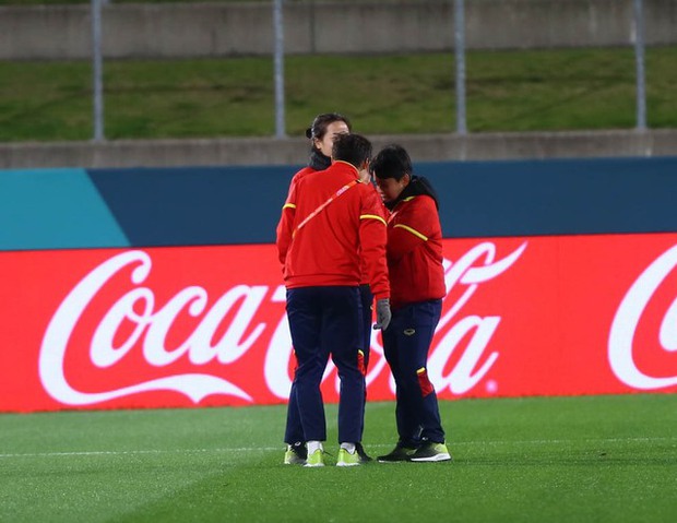 Cầu thủ nữ Việt Nam náo nức tạo dáng cùng ĐT Bồ Đào Nha tại sân thi đấu