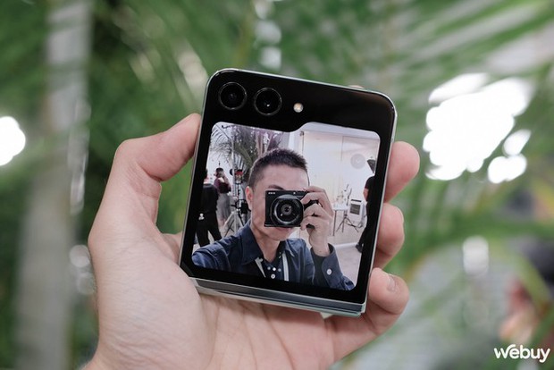 Đây là Galaxy Z Flip5: Tại sao nói đây bản nâng cấp lớn nhất của Galaxy Z Flip từ trước đến nay? - Ảnh 14. Đây là Galaxy Z Flip5: Tại sao nói đây bản nâng cấp lớn nhất của Galaxy Z Flip từ trước đến nay? - Ảnh 14.