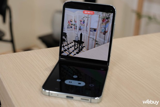 Đây là Galaxy Z Flip5: Tại sao nói đây bản nâng cấp lớn nhất của Galaxy Z Flip từ trước đến nay? - Ảnh 13. Đây là Galaxy Z Flip5: Tại sao nói đây bản nâng cấp lớn nhất của Galaxy Z Flip từ trước đến nay? - Ảnh 13.