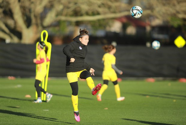 Đội tuyển nữ Việt Nam nổi bật trong buổi tập cuối trước cuộc chiến với Bồ Đào Nha