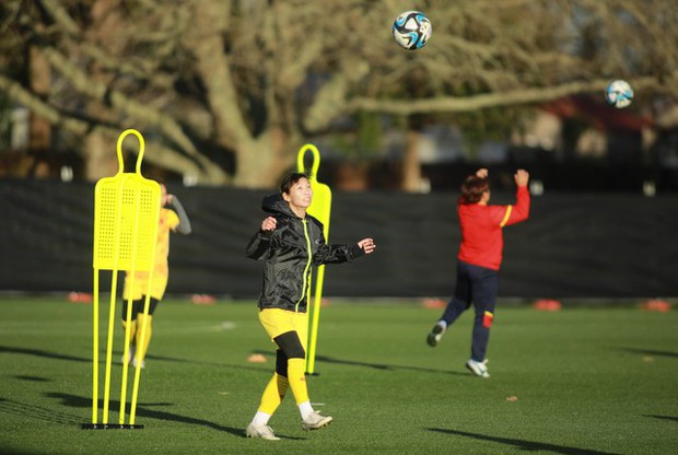 Đội tuyển nữ Việt Nam nổi bật trong buổi tập cuối trước cuộc chiến với Bồ Đào Nha