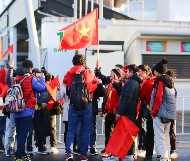 Quần đùi áo số Việt Nam hút hồn người hâm mộ, cháy hết mình cổ vũ đội tuyển nữ