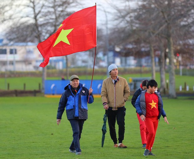 Quần đùi áo số Việt Nam hút hồn người hâm mộ, cháy hết mình cổ vũ đội tuyển nữ