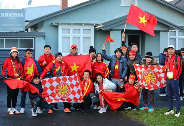 Quần đùi áo số Việt Nam hút hồn người hâm mộ, cháy hết mình cổ vũ đội tuyển nữ