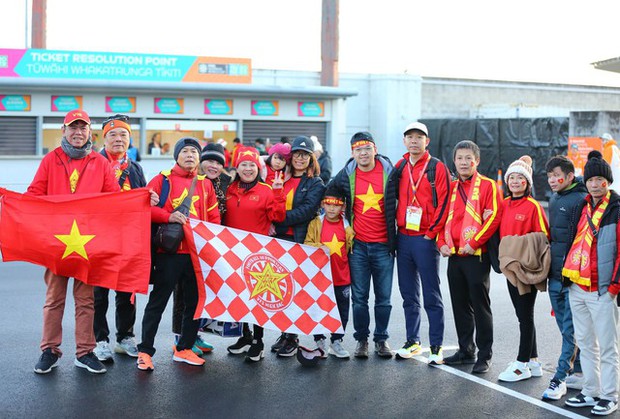 Quần đùi áo số Việt Nam hút hồn người hâm mộ, cháy hết mình cổ vũ đội tuyển nữ