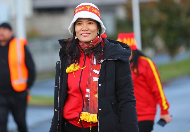 Quần đùi áo số Việt Nam hút hồn người hâm mộ, cháy hết mình cổ vũ đội tuyển nữ