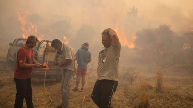Trên 40 người tử vong, hàng nghìn người sơ tán khi cháy rừng tàn phá châu Âu - Ảnh 2.
