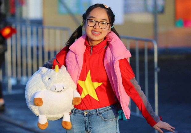 Quần đùi áo số Việt Nam hút hồn người hâm mộ, cháy hết mình cổ vũ đội tuyển nữ