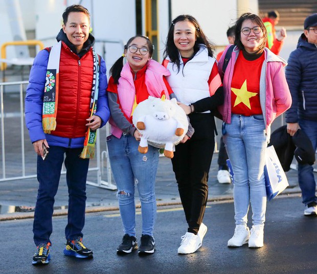 Quần đùi áo số Việt Nam hút hồn người hâm mộ, cháy hết mình cổ vũ đội tuyển nữ