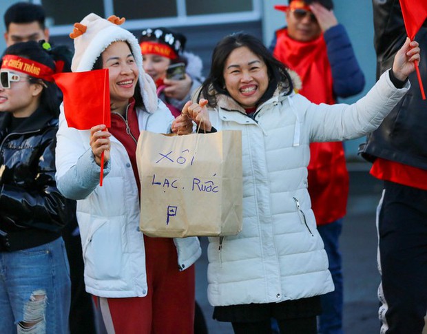 Quần đùi áo số Việt Nam hút hồn người hâm mộ, cháy hết mình cổ vũ đội tuyển nữ