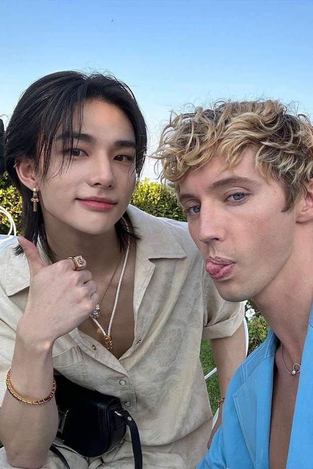 Troye Sivan tiết lộ bị đe dọa tính mạng vì hỏi khán giả cách liên lạc với 1 nam idol đình đám Kpop - Ảnh 2.