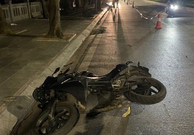 Công an tìm nhân chứng vụ tai nạn làm 2 người chết trên đường Lạc Long Quân - Ảnh 1. Công an tìm nhân chứng vụ tai nạn làm 2 người chết trên đường Lạc Long Quân - Ảnh 1.