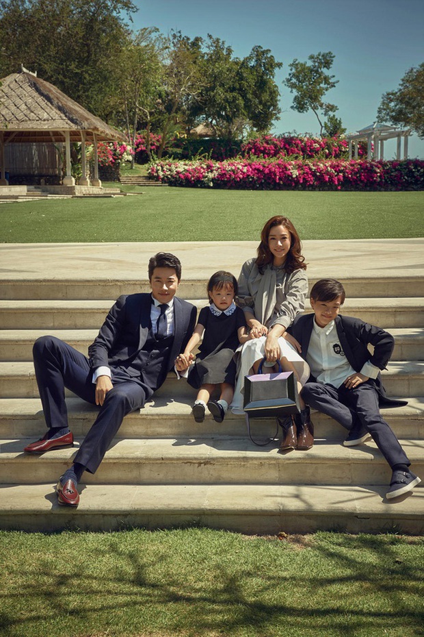 Tài tử Kwon Sang Woo và Á hậu chào hàng với biệt thự hàng đầu ở Mỹ, ngập tràn sắc hoa quý tộc trong sân vườn