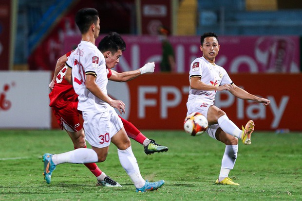 Đội trưởng Hoàng Đức ghi bàn như thần đồng khi VAR lần đầu xuất hiện tại VLeague