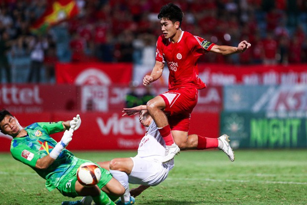 Đội trưởng Hoàng Đức ghi bàn như thần đồng khi VAR lần đầu xuất hiện tại VLeague