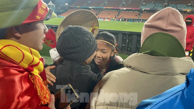 Huỳnh Như gây bất ngờ khi nán lại sân, nhận nón lá từ mẹ và gửi lời cảm ơn khán giả