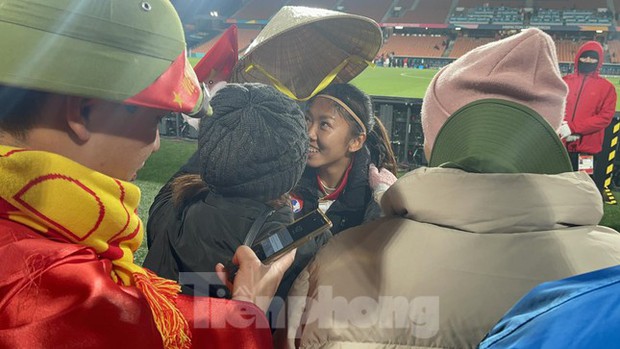 Huỳnh Như gây bất ngờ khi nán lại sân, nhận nón lá từ mẹ và gửi lời cảm ơn khán giả