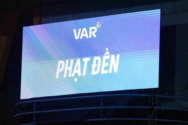 Đội trưởng Hoàng Đức ghi bàn như thần đồng khi VAR lần đầu xuất hiện tại VLeague