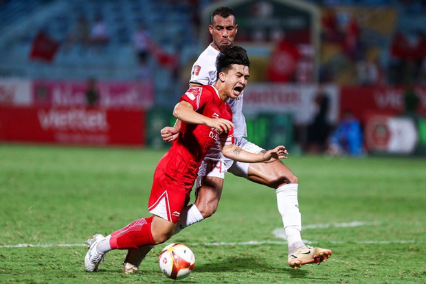 Đội trưởng Hoàng Đức ghi bàn như thần đồng khi VAR lần đầu xuất hiện tại VLeague