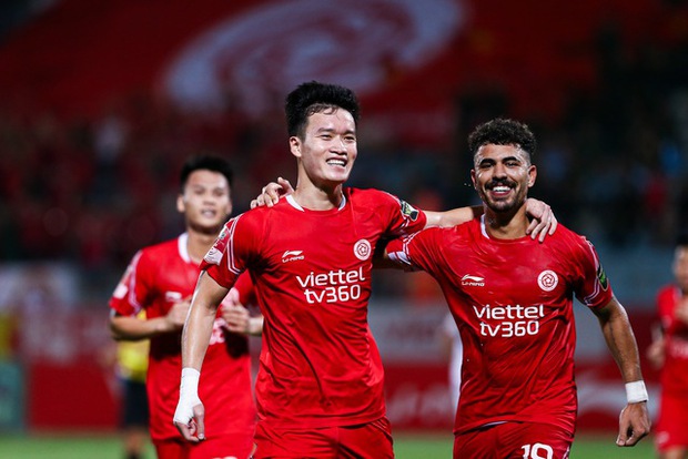 Đội trưởng Hoàng Đức ghi bàn như thần đồng khi VAR lần đầu xuất hiện tại VLeague