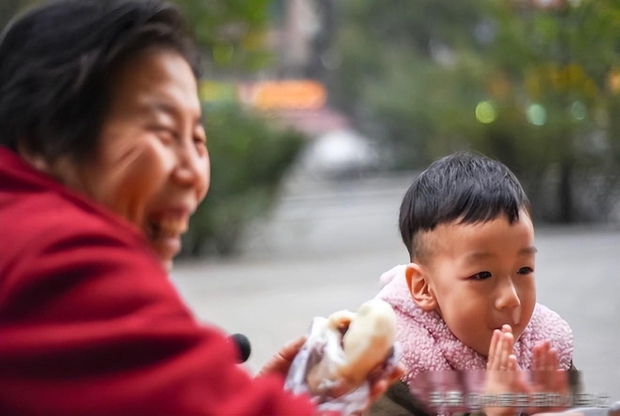 Lương hưu 13 triệu đồng/tháng, cuộc sống của tôi vẫn không bằng người em họ chẳng có đồng lương nào: Hoá ra tiền chưa đủ để tuổi già bớt lo - Ảnh 2.