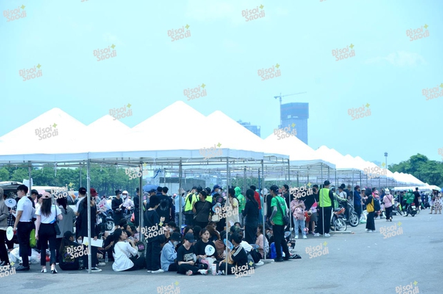 Nhan sắc nội gián đình đám: 4 thành viên BLACKPINK rời khách sạn đến sân khấu tập luyện cho concert tại Hà Nội