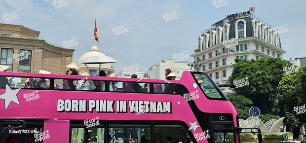 Nhan sắc nội gián đình đám: 4 thành viên BLACKPINK rời khách sạn đến sân khấu tập luyện cho concert tại Hà Nội