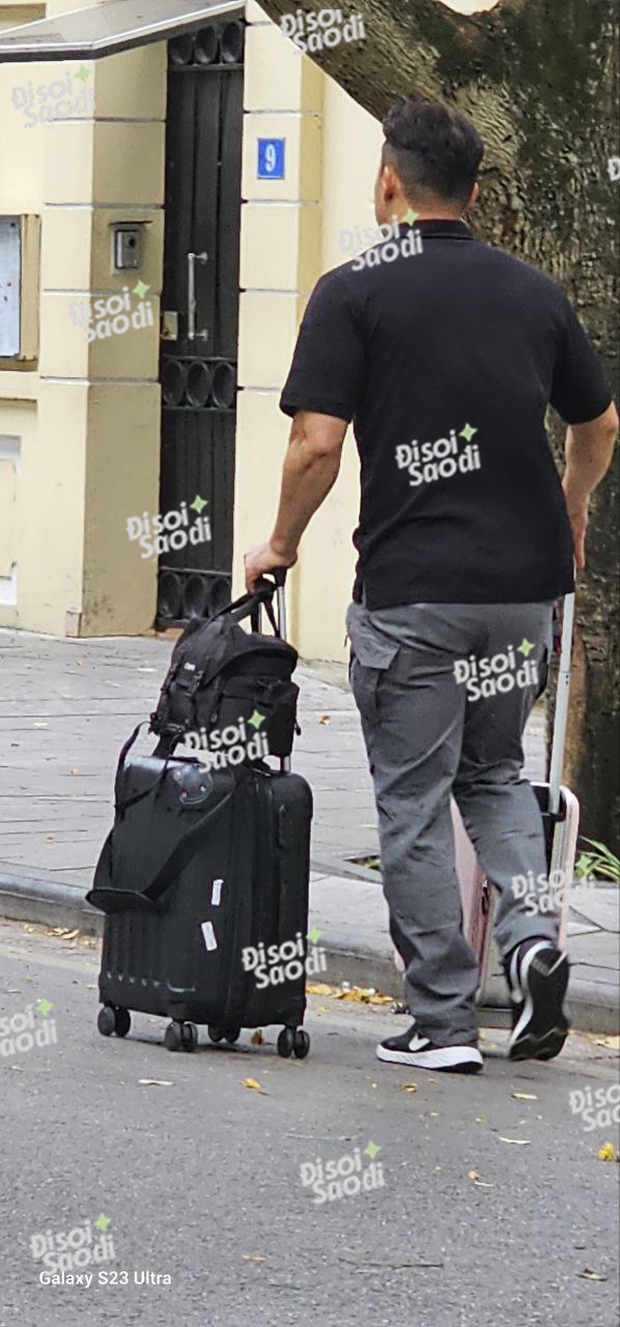 Nhan sắc nội gián đình đám: 4 thành viên BLACKPINK rời khách sạn đến sân khấu tập luyện cho concert tại Hà Nội