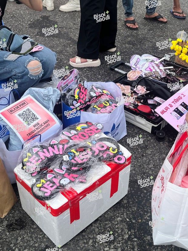 BLACKPINK tại Mỹ Đình: Bày bán “merchandise” độc đáo, fan quốc tế sẽ không thể cưỡng lại!