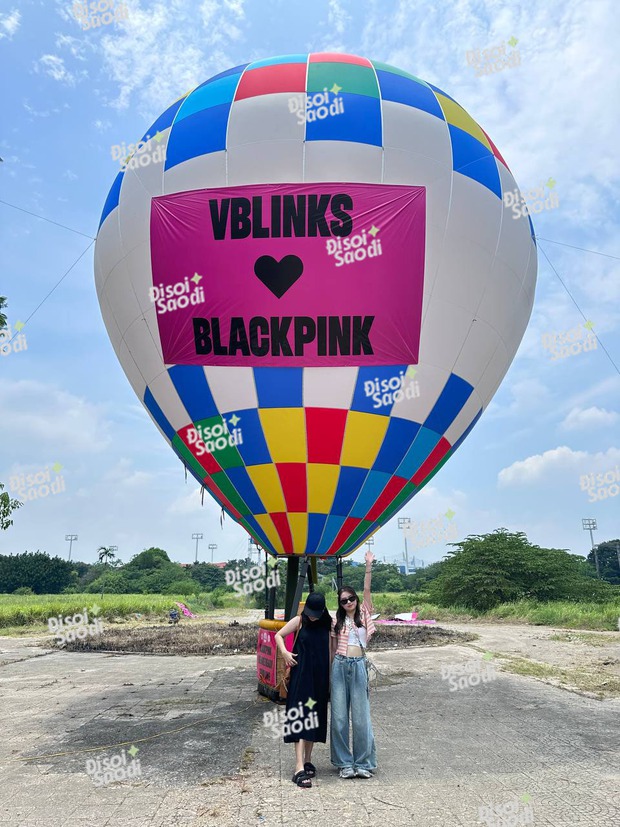 Nhan sắc nội gián đình đám: 4 thành viên BLACKPINK rời khách sạn đến sân khấu tập luyện cho concert tại Hà Nội
