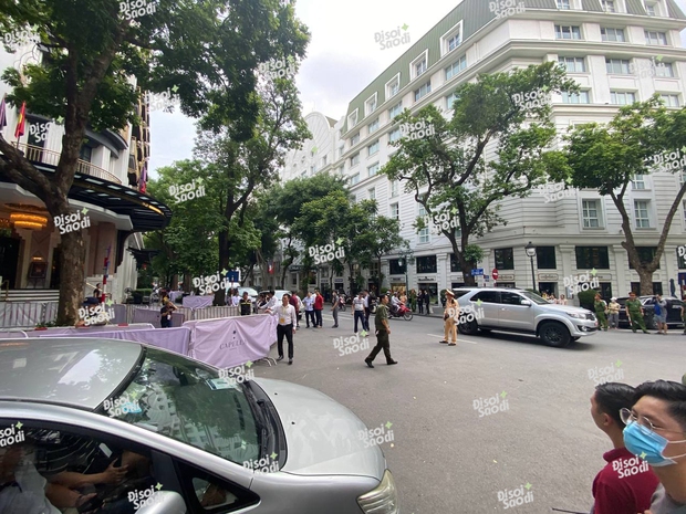 Nhan sắc nội gián đình đám: 4 thành viên BLACKPINK rời khách sạn đến sân khấu tập luyện cho concert tại Hà Nội