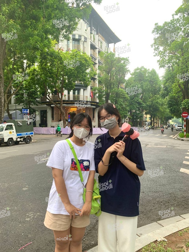 Nhan sắc nội gián đình đám: 4 thành viên BLACKPINK rời khách sạn đến sân khấu tập luyện cho concert tại Hà Nội