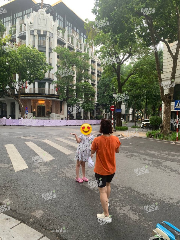 Nhan sắc nội gián đình đám: 4 thành viên BLACKPINK rời khách sạn đến sân khấu tập luyện cho concert tại Hà Nội