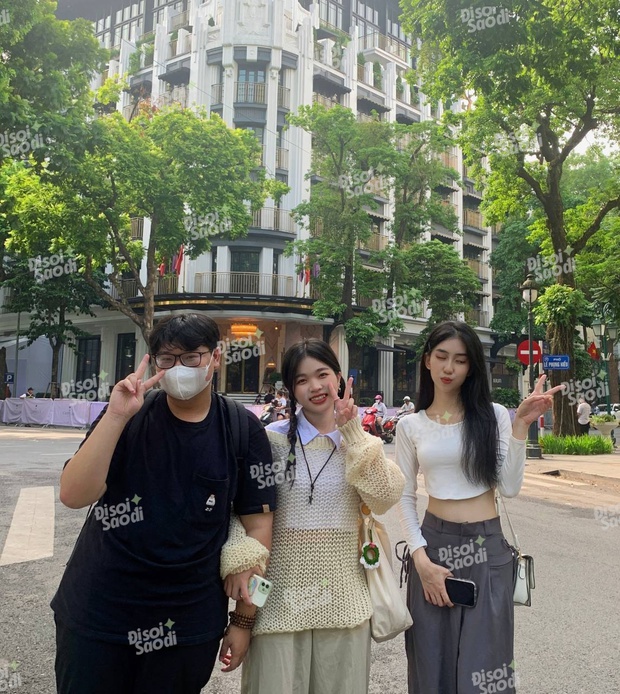 Nhan sắc nội gián đình đám: 4 thành viên BLACKPINK rời khách sạn đến sân khấu tập luyện cho concert tại Hà Nội