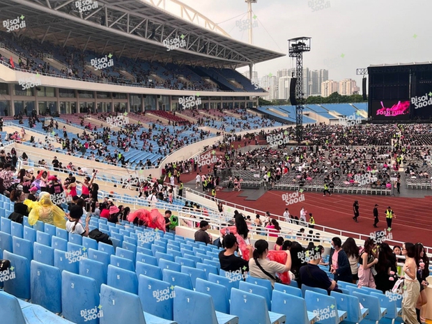 BLACKPINK: Mưa to trút xuống SVĐ Mỹ Đình, fan hâm mộ dừng bước tìm chỗ trúnh!