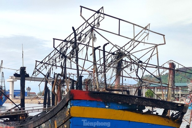 Hiện trường vụ cháy làm nhiều con tàu trơ khung ở Nghệ An - Ảnh 9.