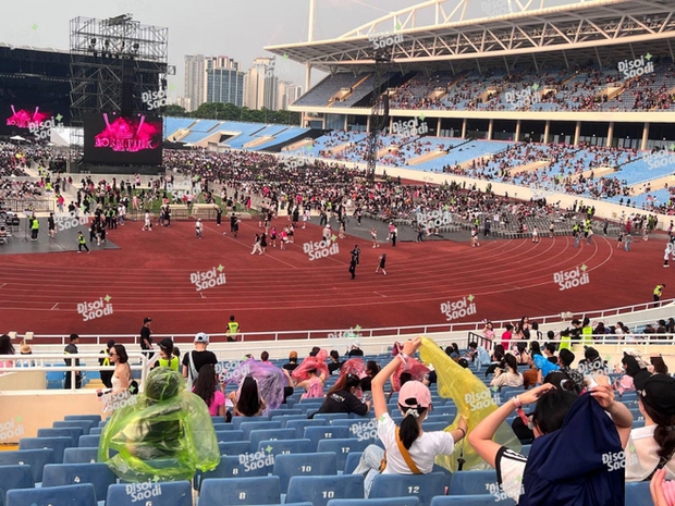 BLACKPINK: Mưa to trút xuống SVĐ Mỹ Đình, fan hâm mộ dừng bước tìm chỗ trúnh!