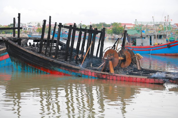 Hiện trường vụ cháy làm nhiều con tàu trơ khung ở Nghệ An - Ảnh 8.