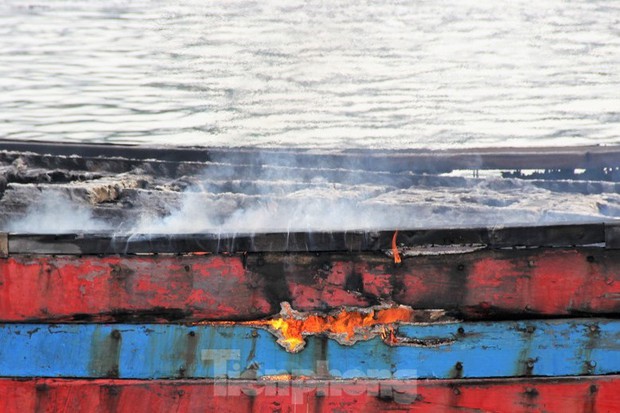 Hiện trường vụ cháy làm nhiều con tàu trơ khung ở Nghệ An - Ảnh 6.